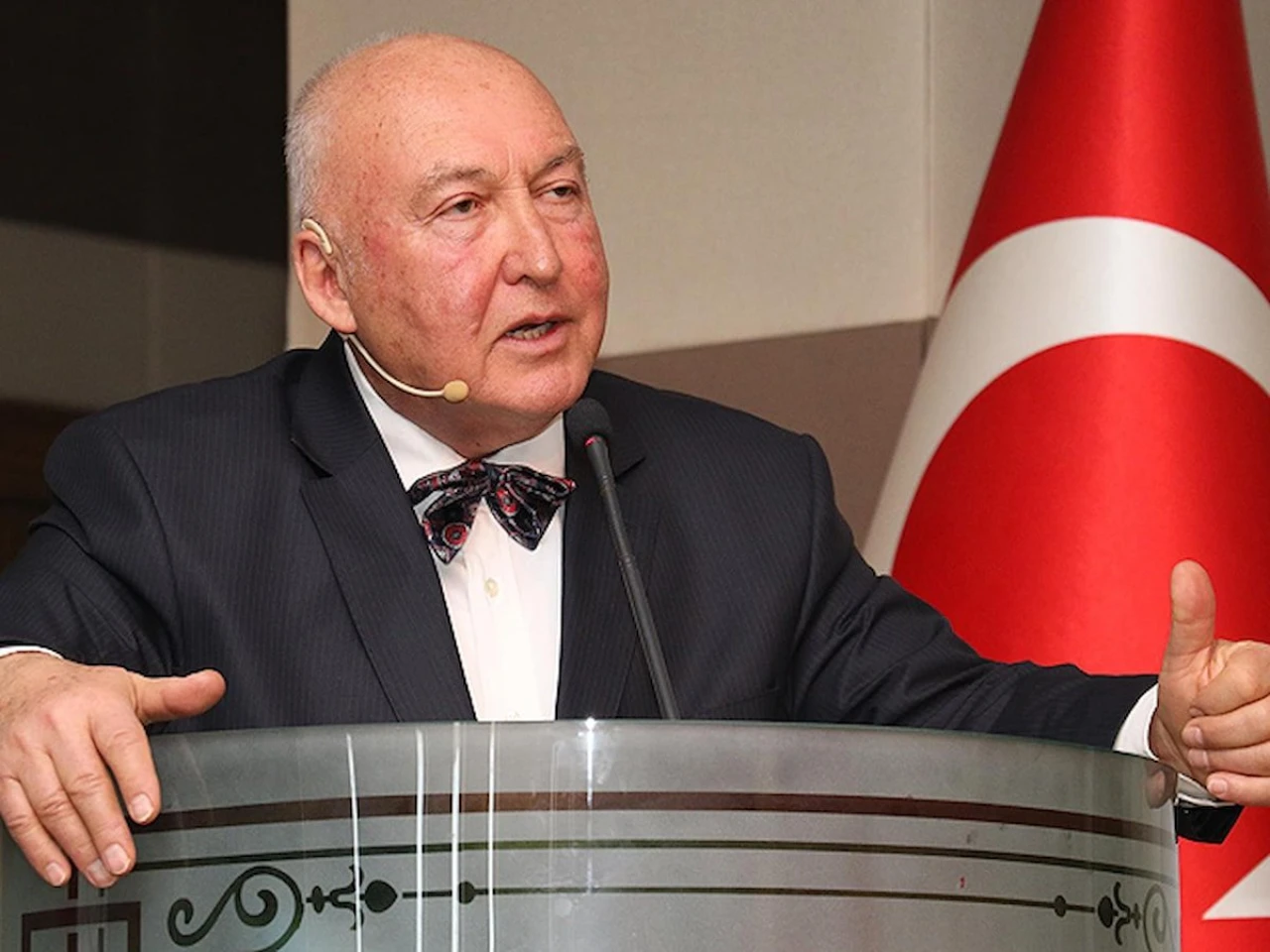 Beyin kanaması geçiren Prof. Ahmet Ercan yeni açıklama yaptı, fotoğrafını paylaştı!