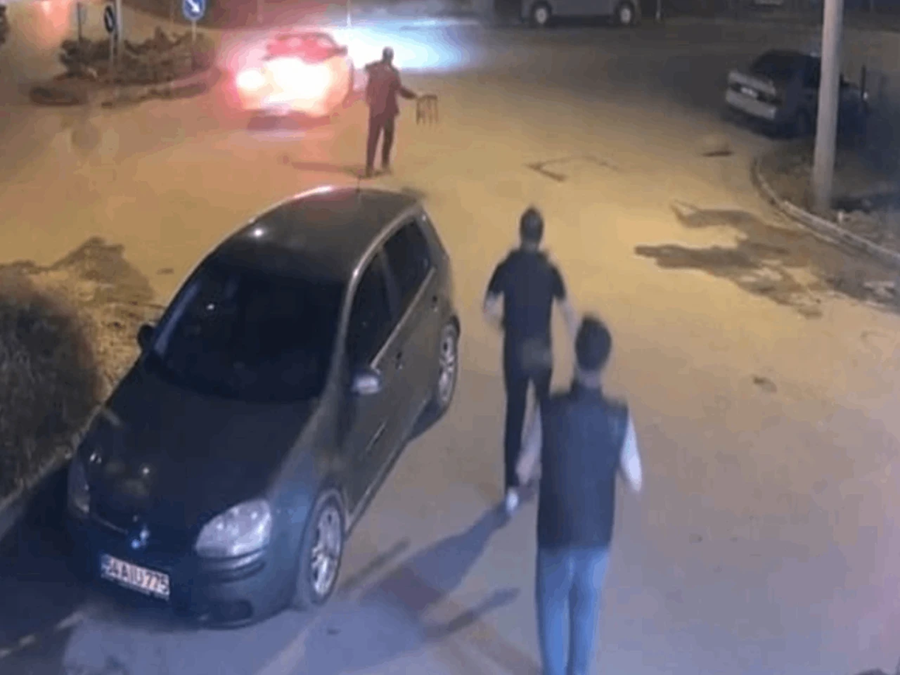 Drift yapan sürücünün otomobiline tabure fırlattı