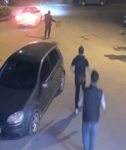 Drift yapan sürücünün otomobiline tabure fırlattı