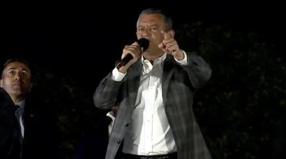 CHP Genel Başkanı Özgür Özel bir ismi daha yuhalattı!