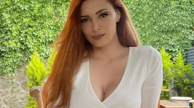Mine Tugay yaz sezonunu kırmızı mayosuyla açtı